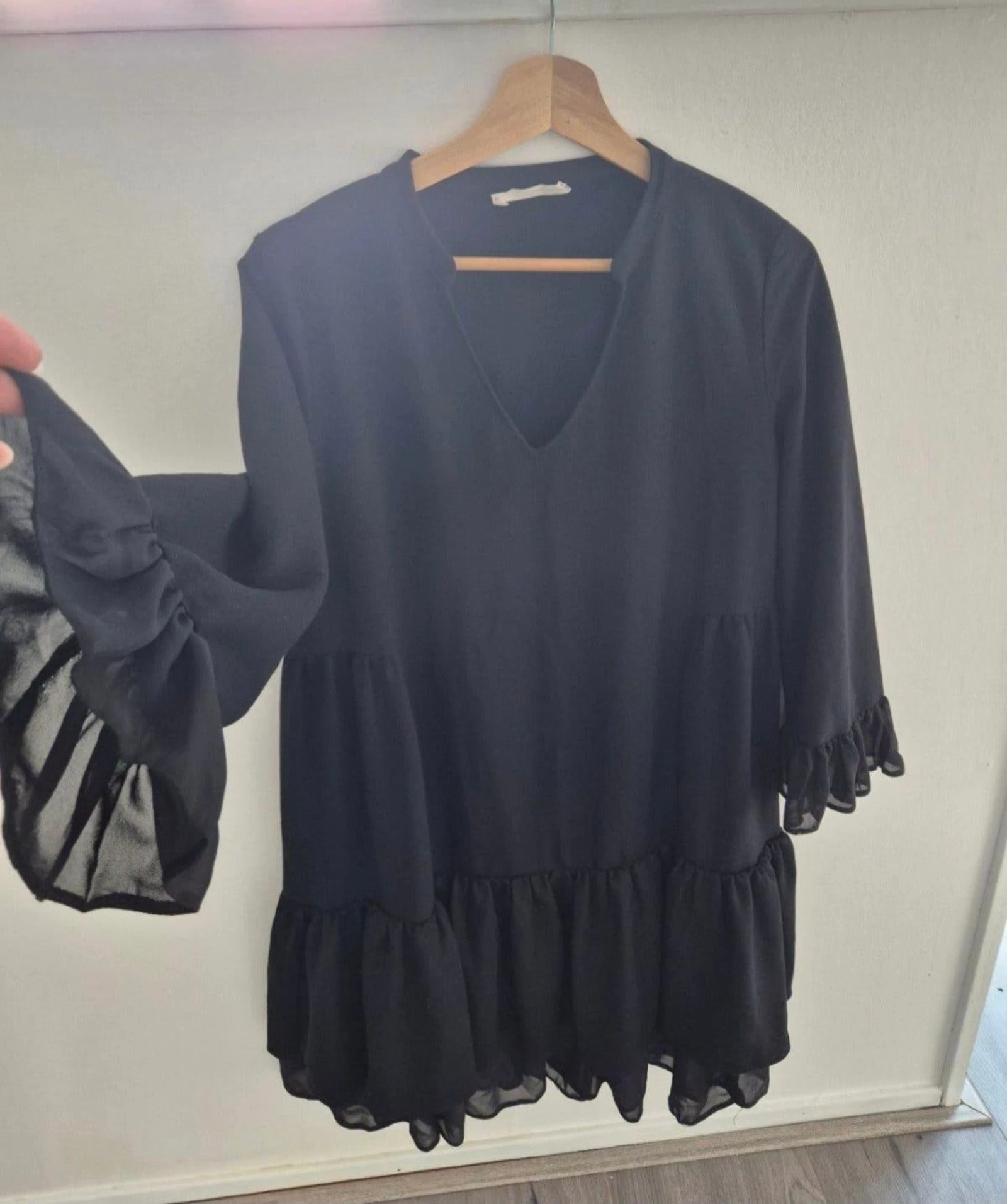 Mango (MNG) zwarte tunic jurk met ruffels & v-hals – Maat M